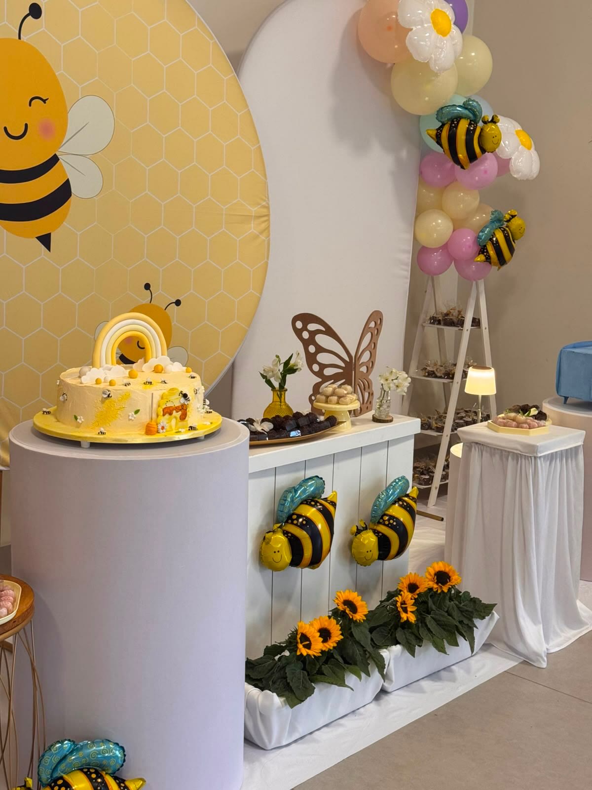 Cenário do chá de bebê da Alice, com tema de abelhas e tons suaves