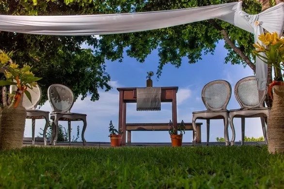 Cerimônia de casamento ao ar livre decorada em jardim de São Paulo