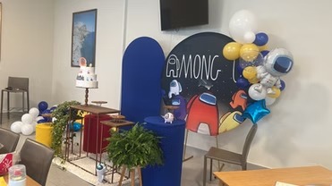 Decoração de aniversário com painel e balões coloridos