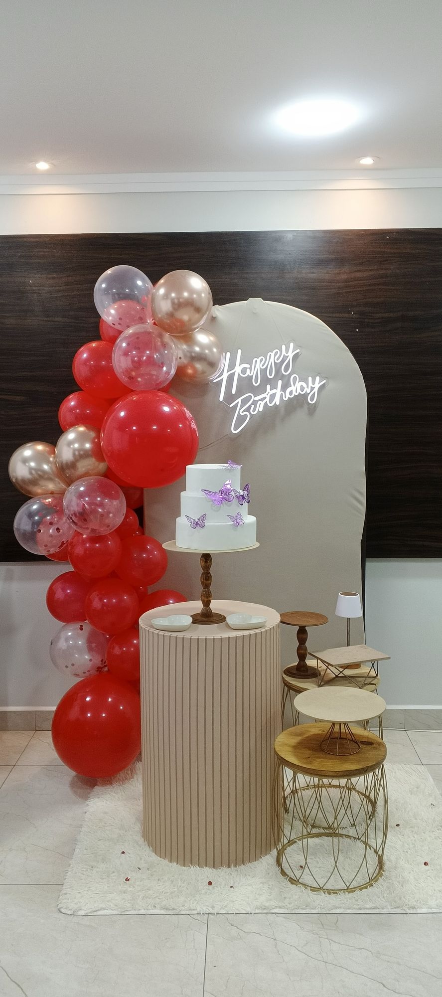 Cenário de 16 anos com cerejeiras em vermelho e fúcsia à luz de velas
