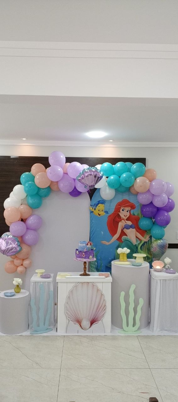 Decoração infantil no tema fundo do mar, em tons de azul e coral